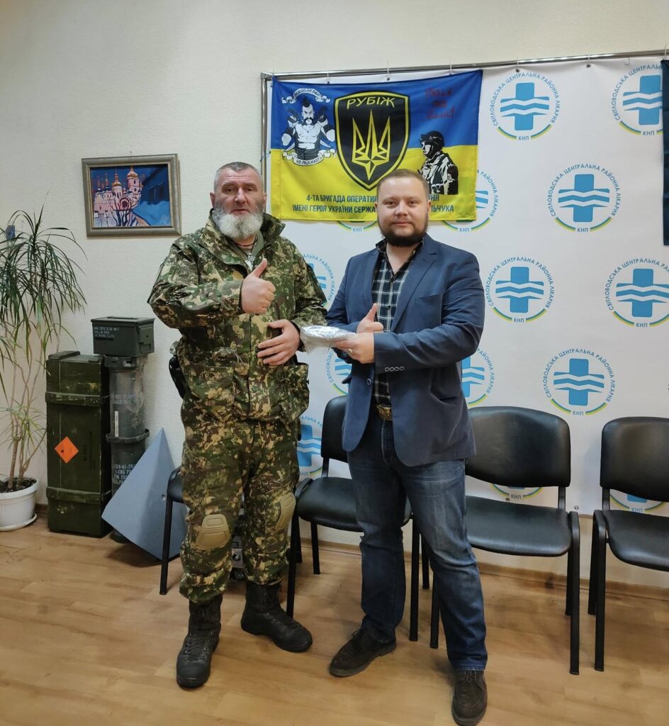 Колектив Світловодської ЦРЛ зібрав та передав кошти батальйону НГУ "Рубіж", для купівлі двох терміналів starlink. Колектив Світловодської ЦРЛ зібрав та передав кошти батальйону НГУ “Рубіж”, для купівлі двох терміналів starlink.